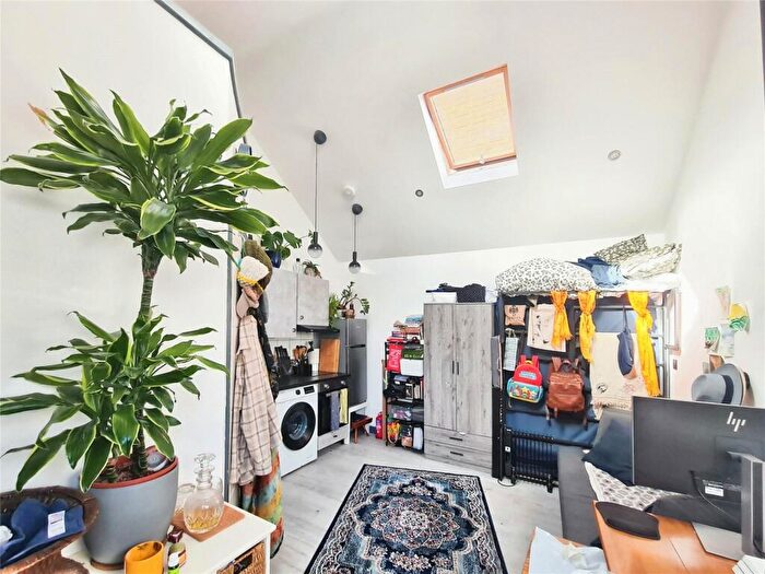 Flat To Rent In Church End, Southampton, Hampshire, SO15