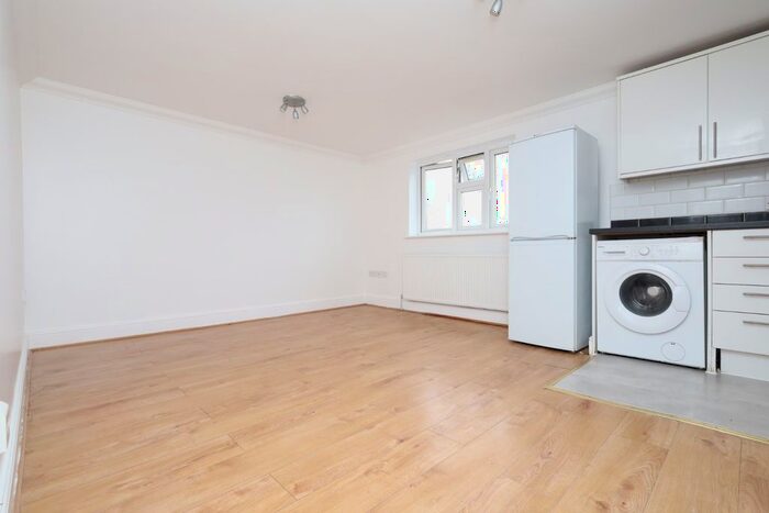 2 Bedroom Flat To Rent In Ruskin Road, London, N17