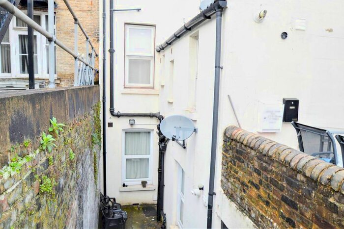 1 Bedroom Flat To Rent In Railway Street, Chatham, ME4