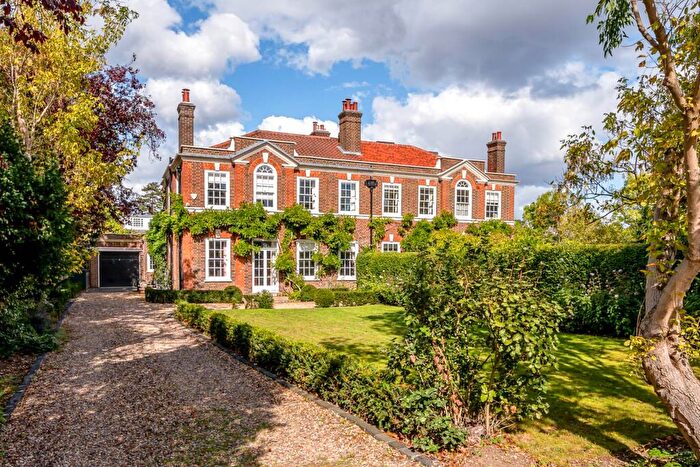 4 Bedroom Semi Detached House For Sale In Dulwich Common, London, SE21