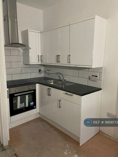 2 Bedroom Flat To Rent In Laira Avenue, Plymouth, PL3