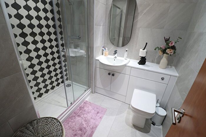 2 Bedroom Flat For Sale In Canal Square, Birmingham, B16