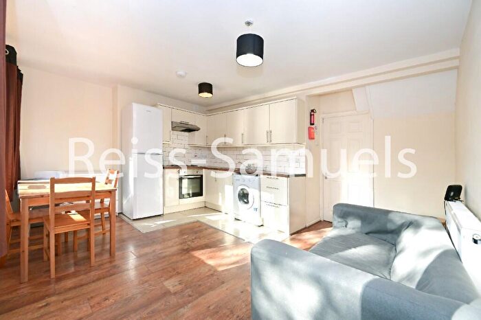 4 Bedroom Maisonette To Rent In Cooks Road, Kennington, Southwark, London, SE17
