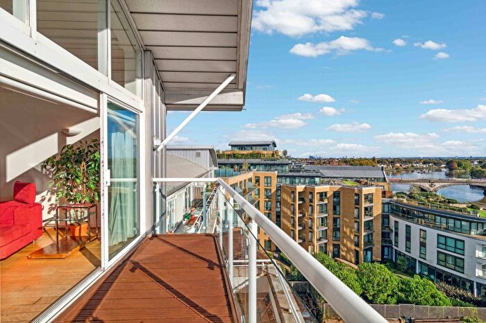 2 Bedroom Flat For Sale In Regatta Point, Kew Bridge Road, TW8