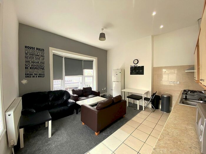 5 Bedroom Maisonette To Rent In Albert Road, Southsea, PO5