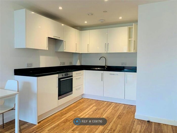 2 Bedroom Flat To Rent In Aire, Leeds, LS9