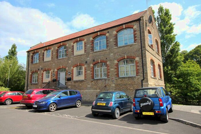 2 Bedroom Flat To Rent In Harris Close, Frome, BA11