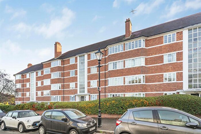 2 Bedroom Flat For Sale In Upper Richmond Road West, East Sheen, SW14