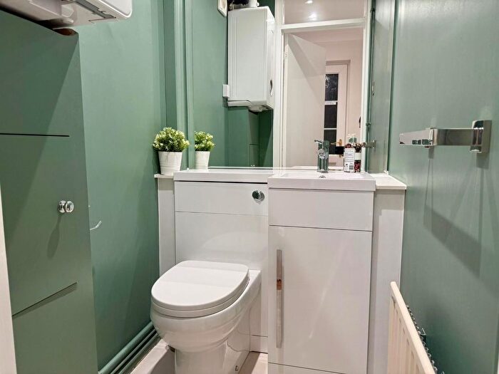 2 Bedroom Property To Rent In Trent Way, Worcester Park, KT4