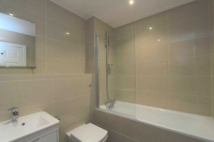 2 Bedroom Flat To Rent In Apex House, Gravesend, DA11
