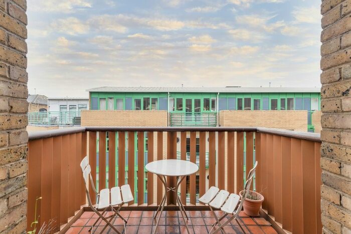 3 Bedroom Flat To Rent In Queen Elizabeth Street, London, SE1