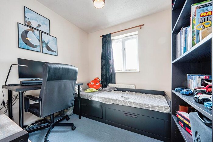 3 Bedroom Detached House For Sale In Dulverton Drive, Furzton, Milton Keynes, MK4