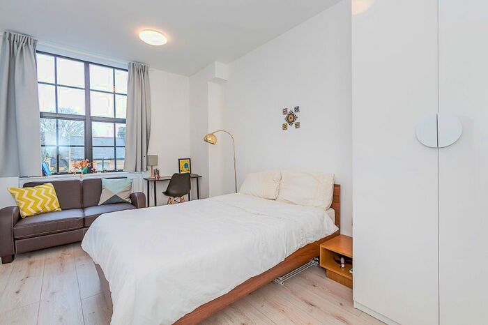 Studio To Rent In Holloway Road, London, N7