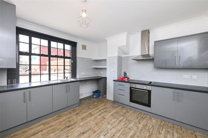3 Bedroom Flat To Rent In High Road, Loughton, Essex, IG10