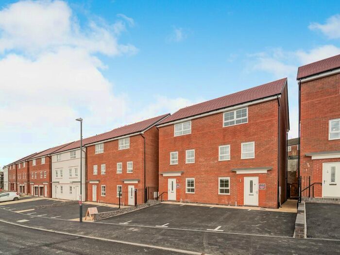 3 Bedroom Semi-Detached House To Rent In Hillcrest Road, Nuneaton, Warwickshire, CV10