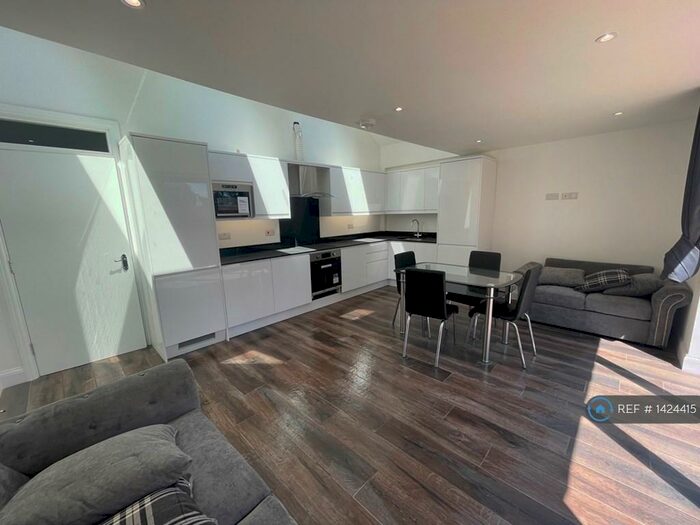 3 Bedroom Penthouse To Rent In Warham Road, Croydon, CR2