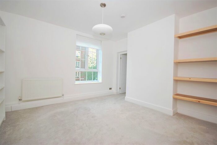 3 Bedroom Flat To Rent In Dog Kennel Hill Estate, London, SE22