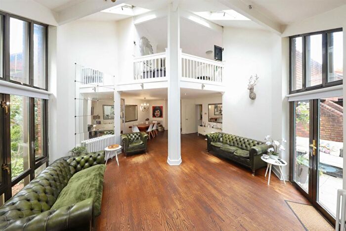 2 Bedroom Flat For Sale In Robinwood Grove, Uxbridge, UB8