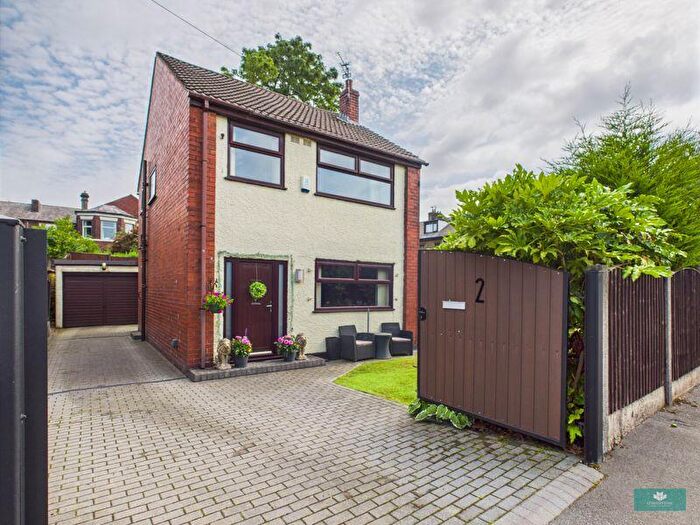 3 Bedroom Detached House For Sale In Bickerstaffe Close, Oldham, OL2