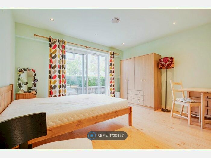 Studio To Rent In London, London, NW9