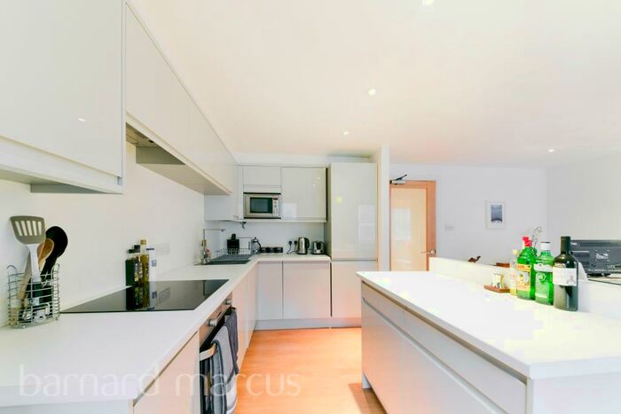 1 Bedroom Flat To Rent In Oaks Square, Epsom, KT19