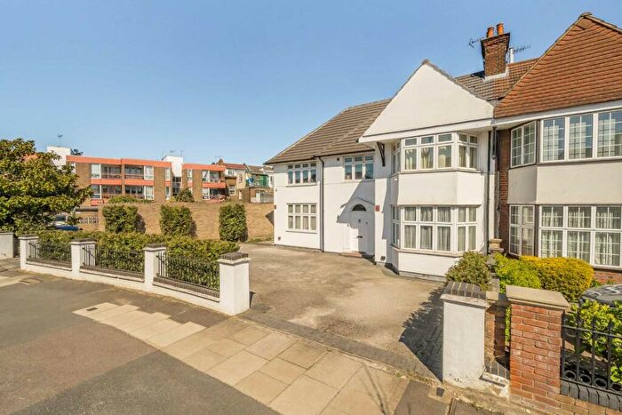 7 Bedroom Semi-Detached House For Sale In Farm Avenue, Cricklewood, NW2
