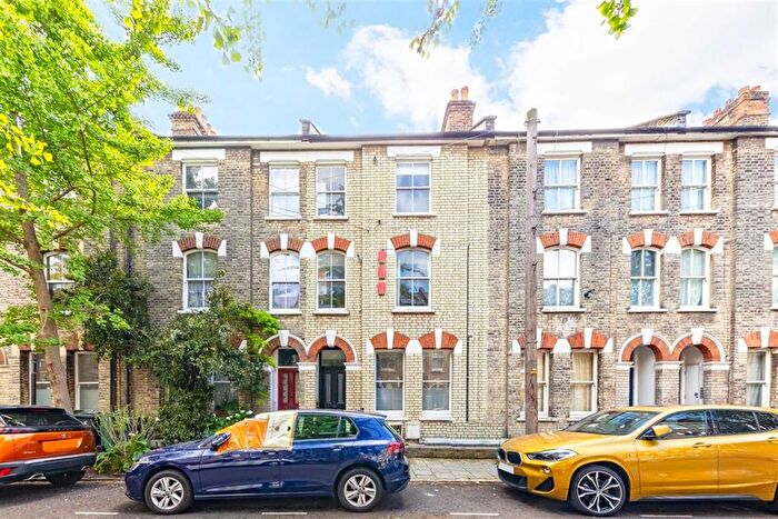 3 Bedroom Flat To Rent In Bonnington Square, Vauxhall, SW8