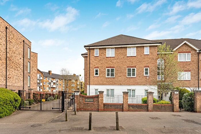2 Bedroom Flat For Sale In Chigwell Road, London, E18