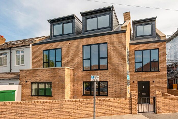 2 Bedroom Flat To Rent In Hazlewood Avenue, Morden, SM4