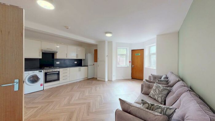 4 Bedroom Flat To Rent In Moorland Avenue, LS6