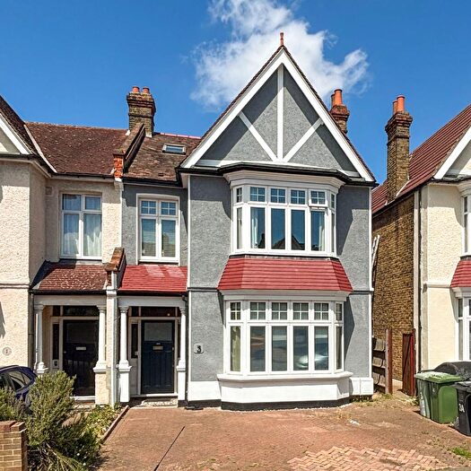 3 Bedroom Flat For Sale In Arran Road, Catford, SE6
