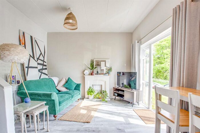 1 Bedroom Apartment For Sale In Malvern Close, High Wycombe (long Extended Lease), HP13