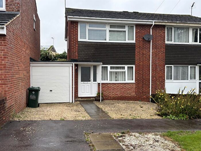 3 Bedroom Semi-Detached House To Rent In Keats Road, Banbury, OX16