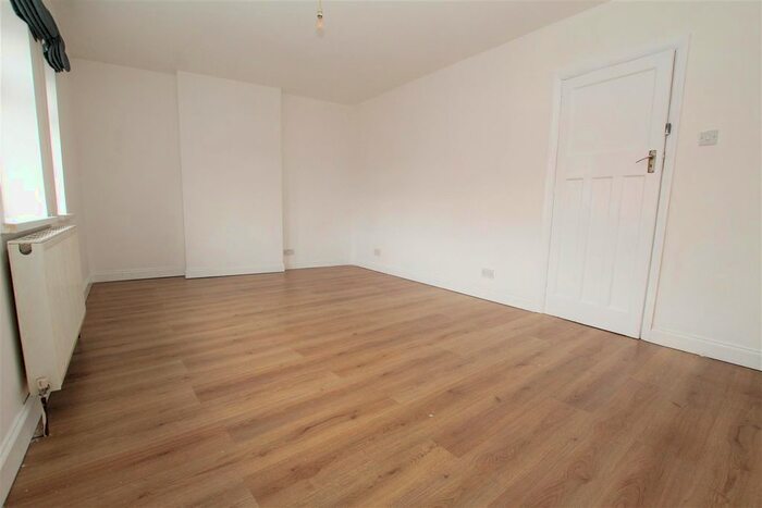 3 Bedroom Flat To Rent In Green Lanes, London, N21