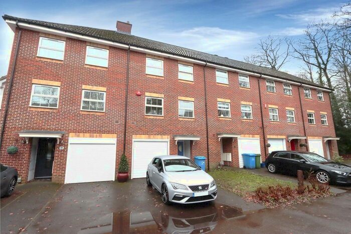 4 Bedroom Town House To Rent In Chestnut Tree Grove, Farnborough, Hampshire, GU14