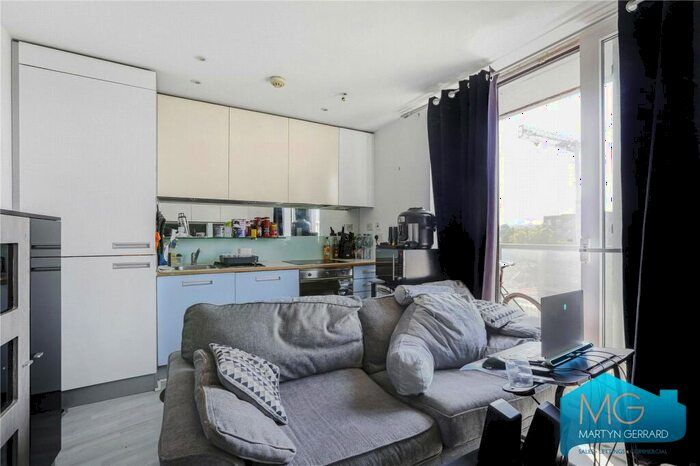 Apartment To Rent In New River Avenue, Hornsey, London, N8