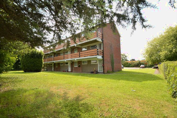 1 Bedroom Flat To Rent In New Court, Addlestone, KT15