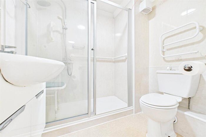 2 Bedroom Apartment For Sale In Yorktown Road, College Town, Sandhurst, Berkshire, GU47