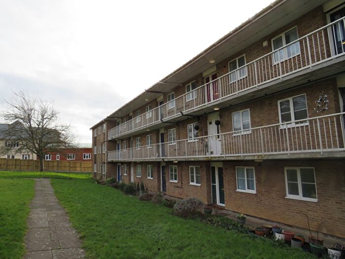 1 Bedroom Flat To Rent In Warwick Close, Salisbury, SP1