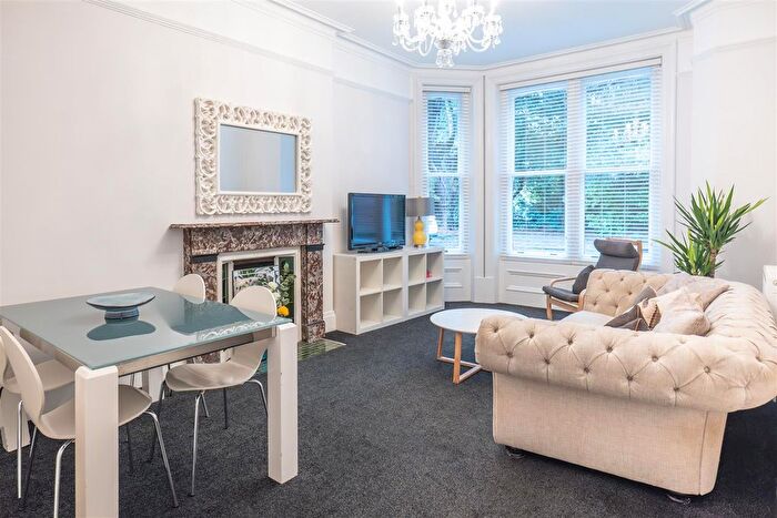 3 Bedroom Flat To Rent In West Cliff Road, Bournemouth, BH4