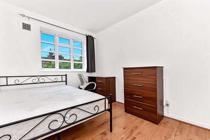 3 Bedroom Flat To Rent In Solent House, Ben Jonson Road, Stepney, E1