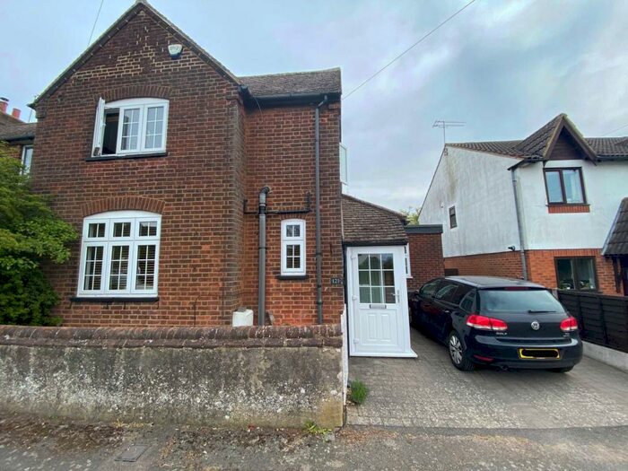 2 Bedroom Cottage To Rent In Radlett Road, Frogmore, AL2