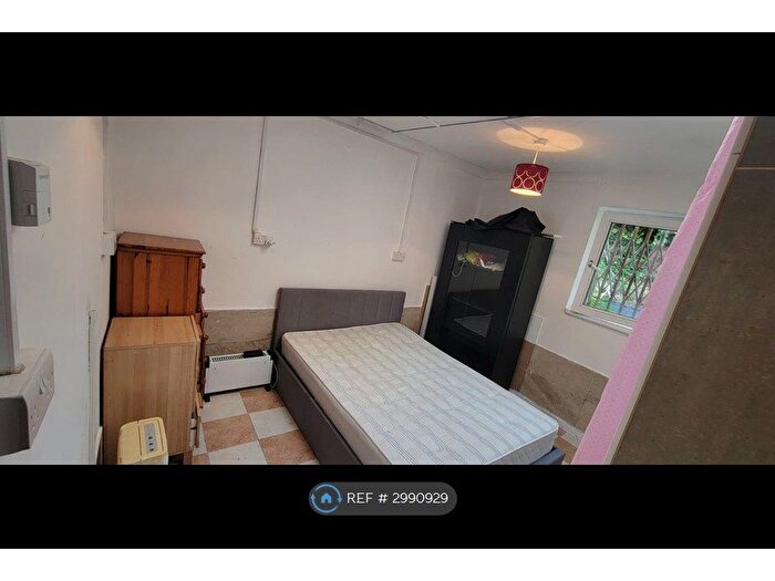 Studio To Rent In High Street Harlesden, London, NW10