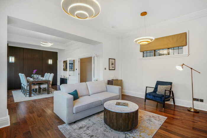 4 Bedroom Flat To Rent In Chiltern Court, Baker Street, NW1