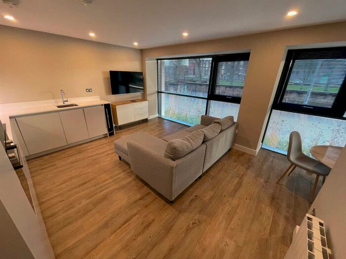 1 Bedroom Apartment To Rent In The Glass House, Queens Dock Avenue, HU1