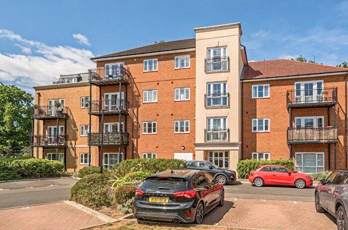 2 Bedroom Flat For Sale In Alderson Grove, Hersham, Walton-On-Thames, KT12