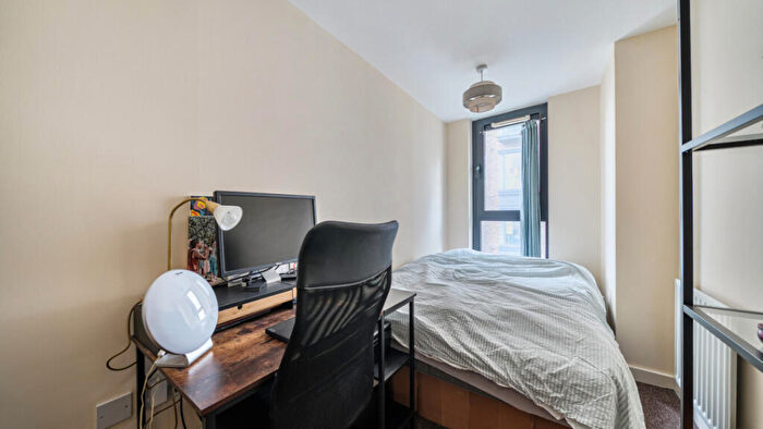 2 Bedroom Flat For Sale In Taylor Place, Bow, E3