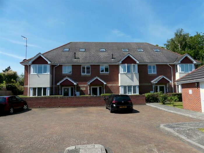 2 Bedroom Apartment To Rent In Station Road, Netley Abbey, SO31