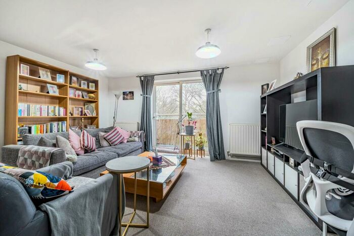 2 Bedroom Flat To Rent In Leyton Green Road, Leyton, London, E10