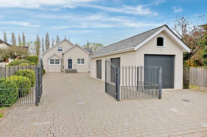 5 Bedroom Detached House For Sale In The Avenue, Wraysbury, Staines-Upon-Thames, Berkshire, TW19